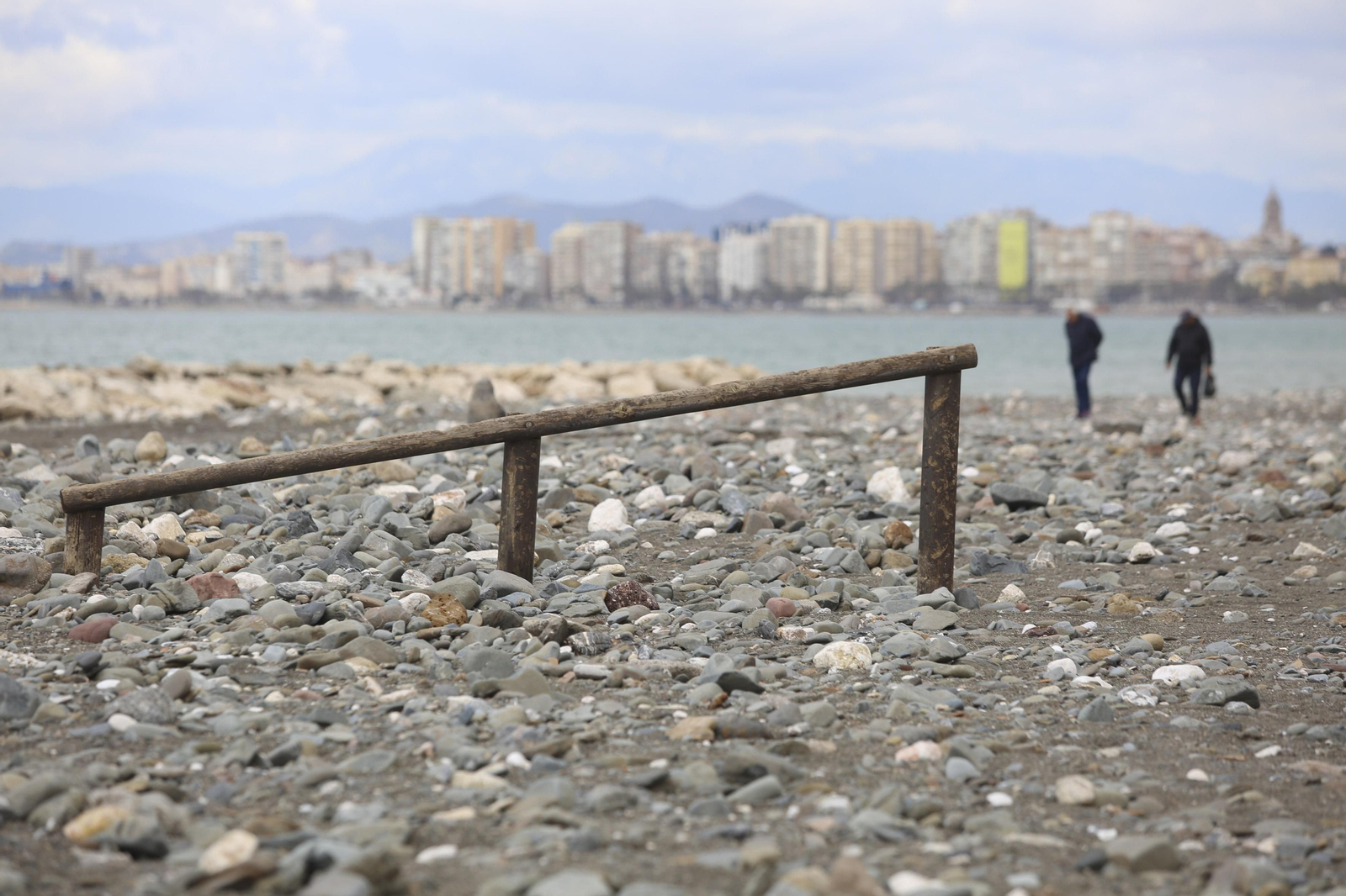 Las fotos de los trabajos en los paseos marítimos y chiringuitos de Málaga para paliar los efectos del temporal