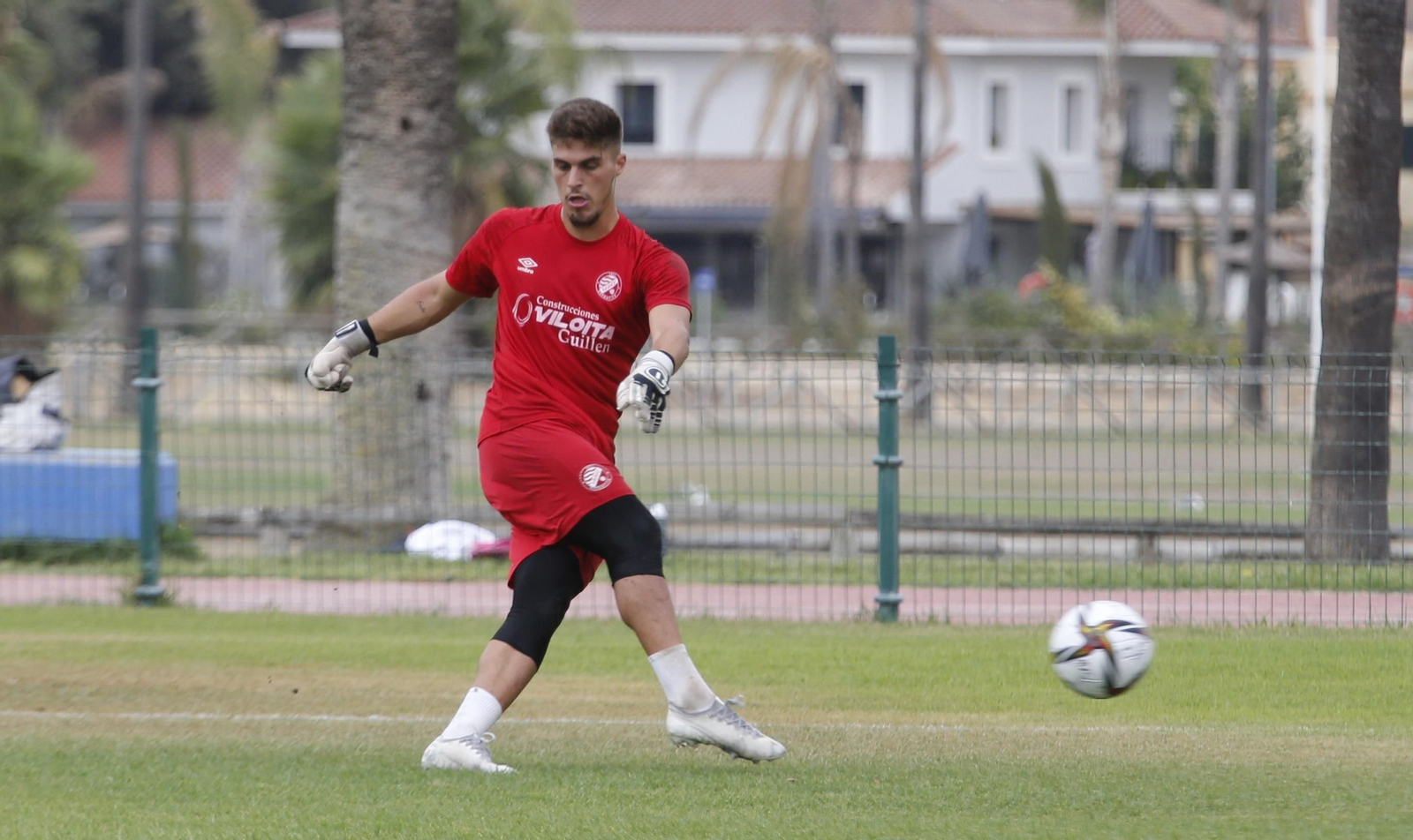 César golpea el balón en un entrenamiento en el Anexo Pepe Ravelo.