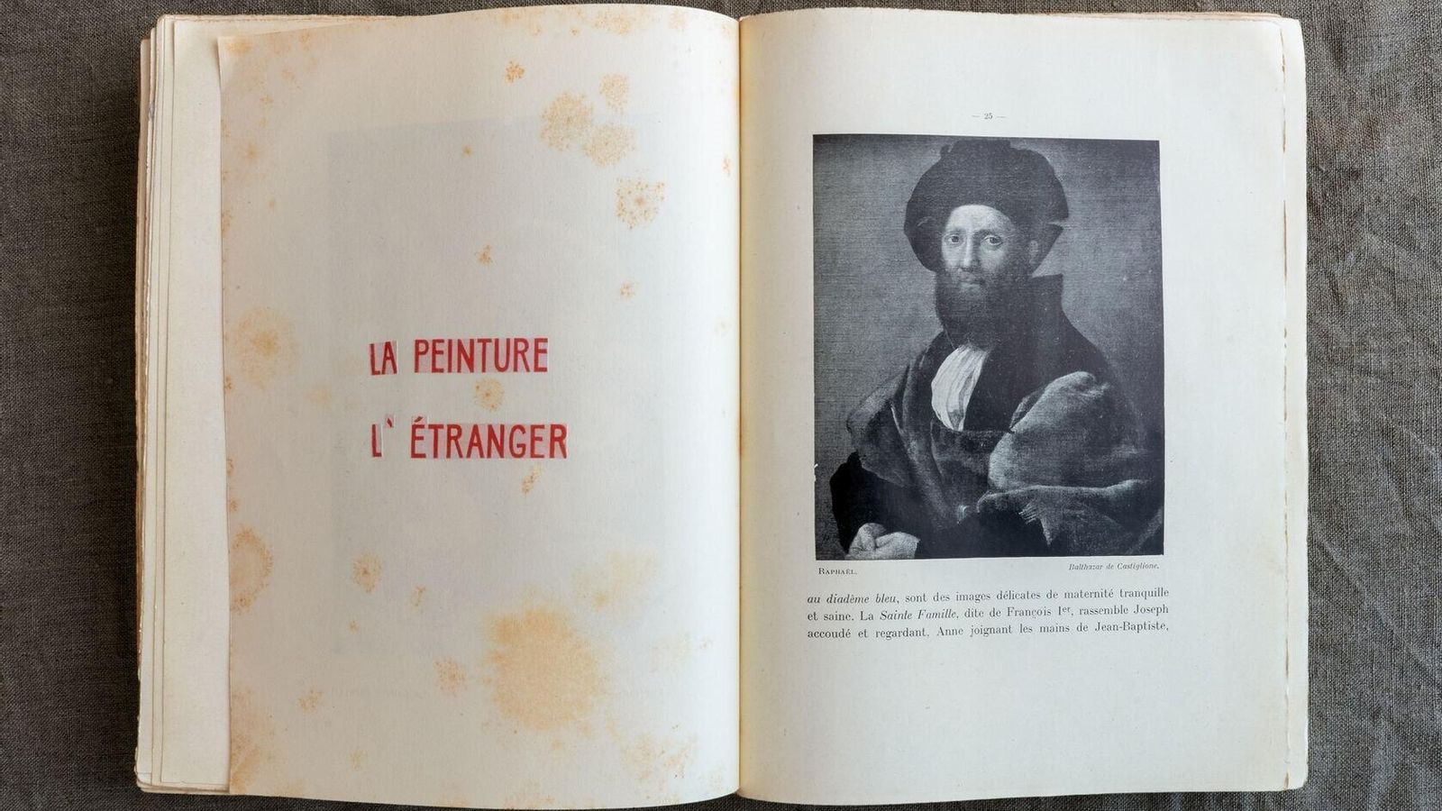 Una de las páginas del libro ‘O|C Louvre Étranger’.