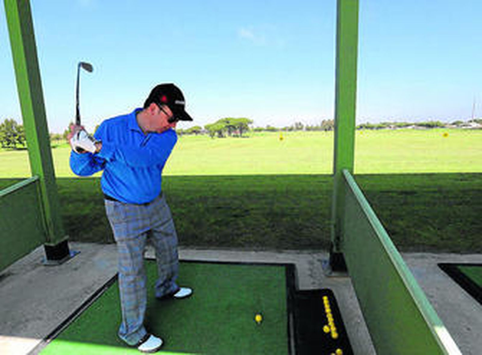 Un deportista lanza una bola, ayer en las instalaciones deportivas de Novo Sancti Petri.