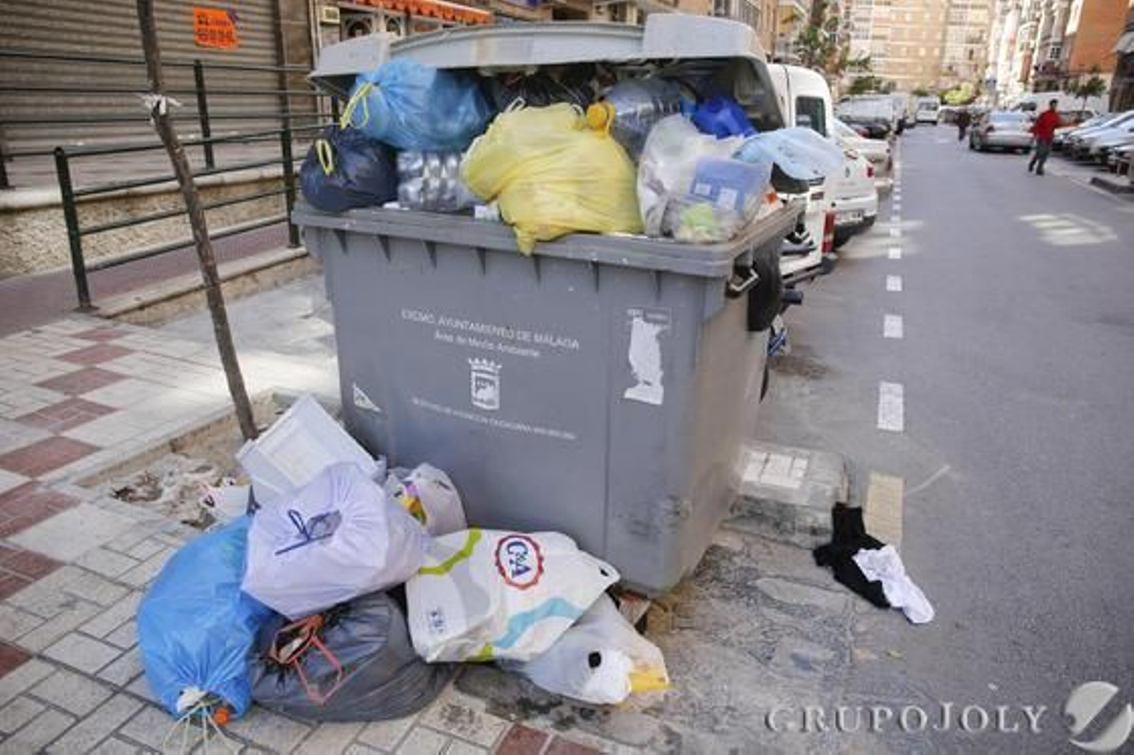Imágenes de la huelga de basura de Limasa en diferentes distritos