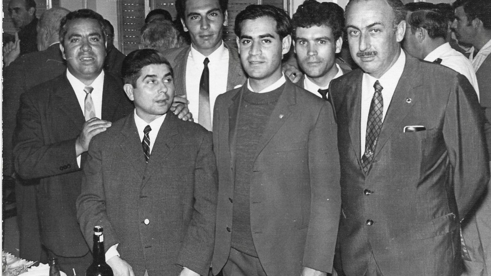 Ignacio Palacios, en el centro, en una imagen de su época como sacerdote en Huelva. Ignacio Palacios, en el centro, en una imagen de su época como sacerdote en Huelva.