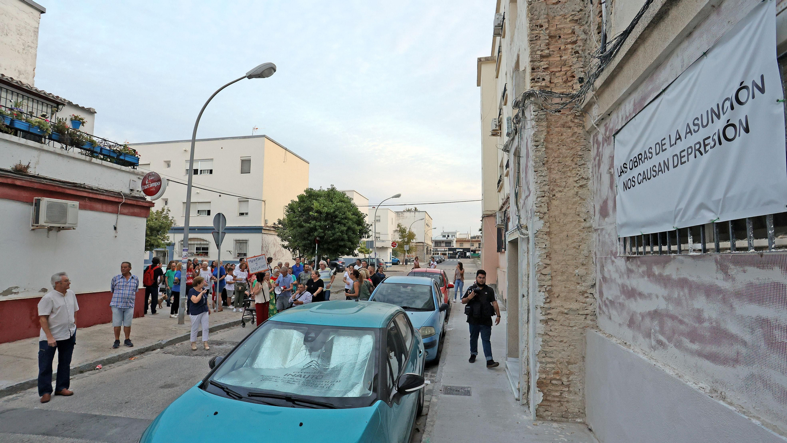 Manifestación de los vecinos de La Asunción de Jerez por los retrasos de la rehabilitación de sus bloques