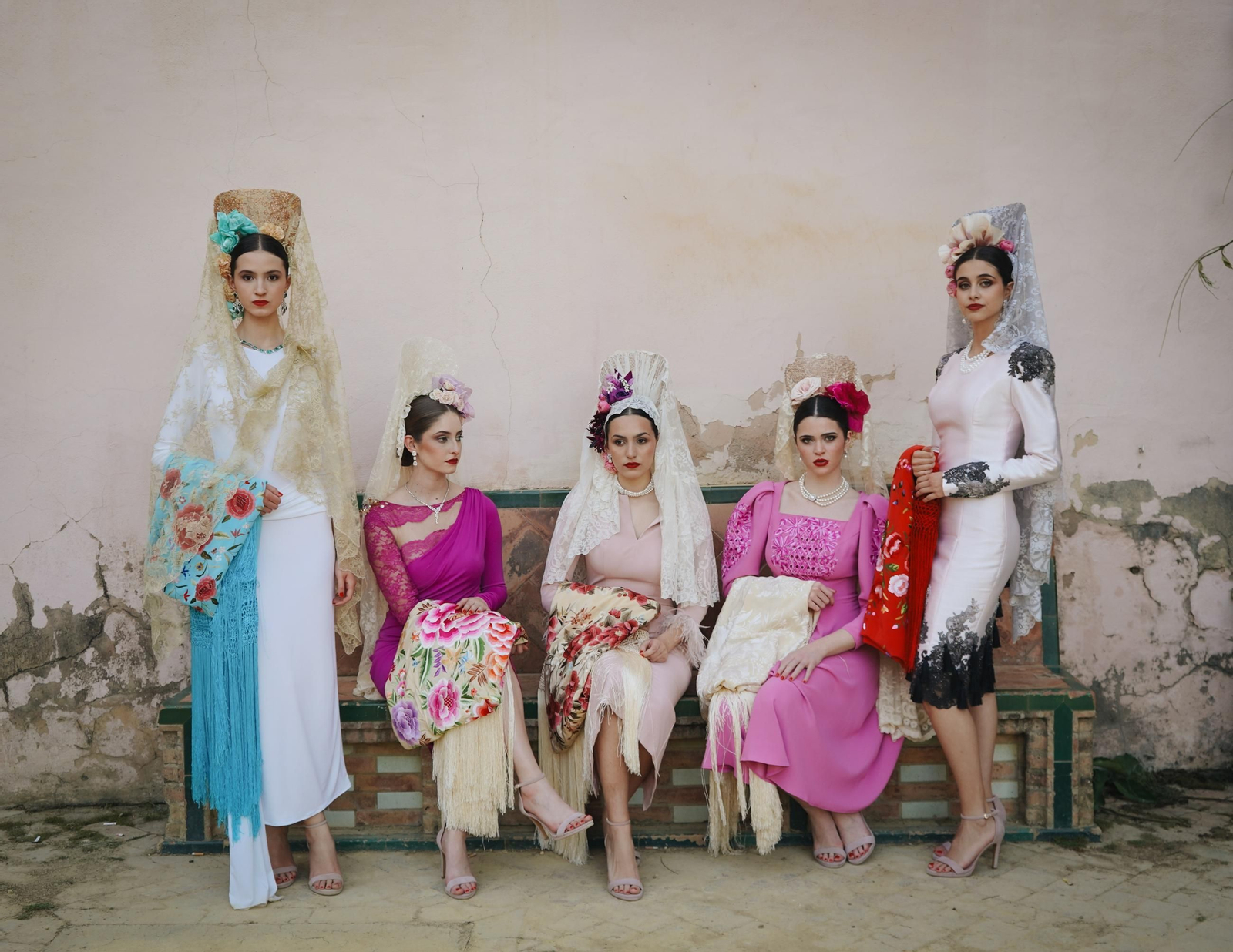 El Álcazar de Sevilla se llena de mujeres vestidas de mantilla, todas las fotos