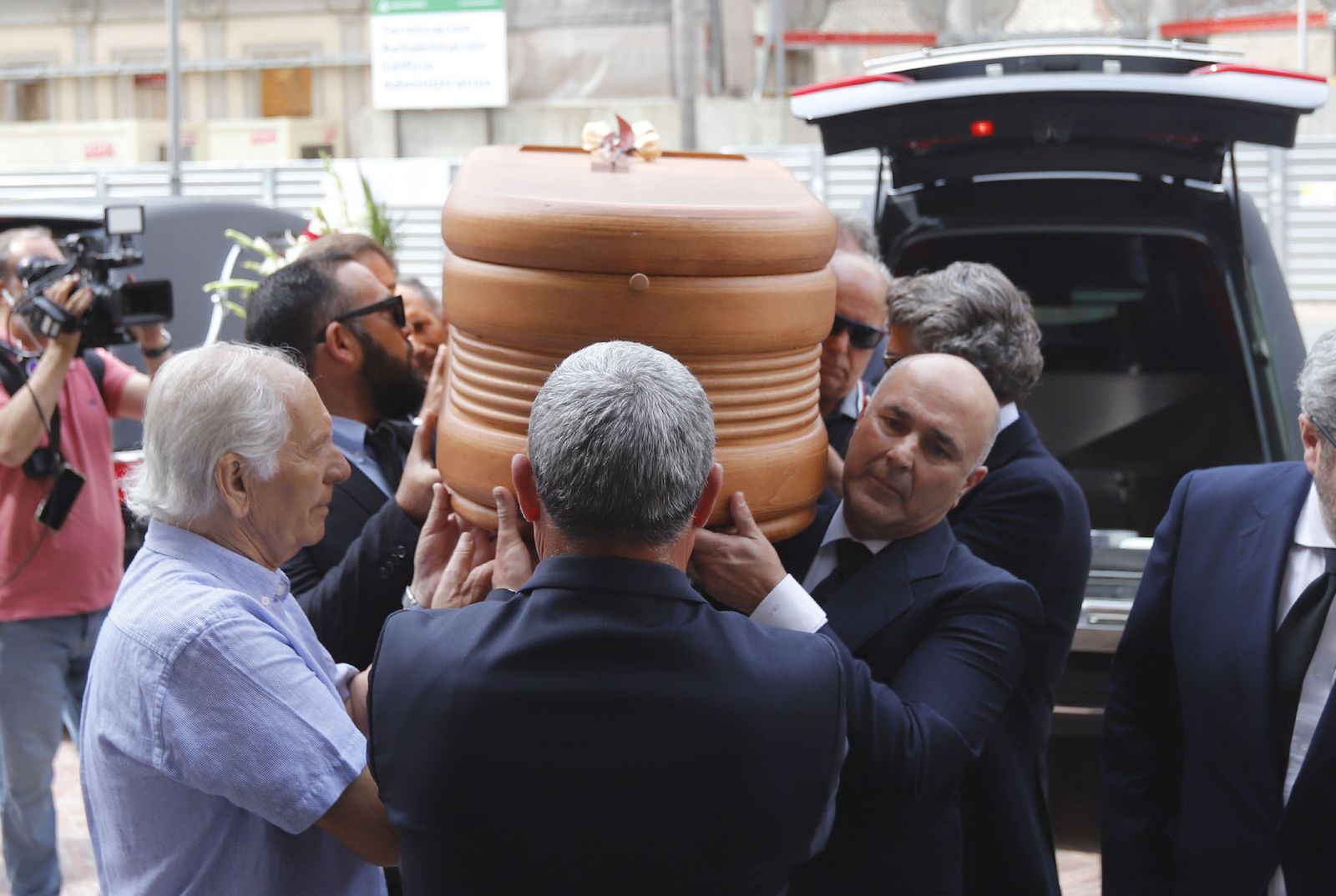 Llegada del féretro de Miguel Baez Litria la Capilla Ardiente de Huelva