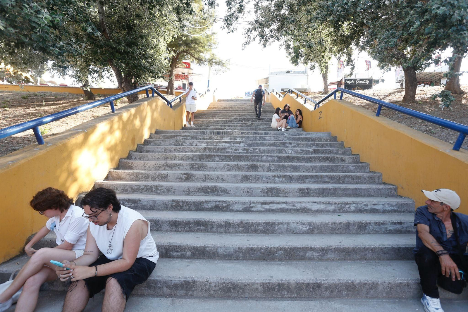 Las escaleras que unen la zona de casetas y de atracciones de la Feria.