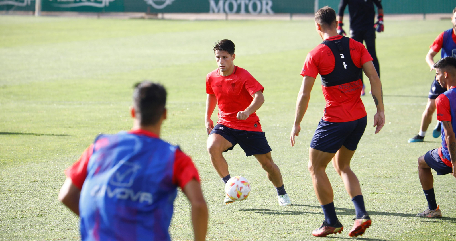 Manolillo controla el balón en un entrenamiento del Córdoba CF.