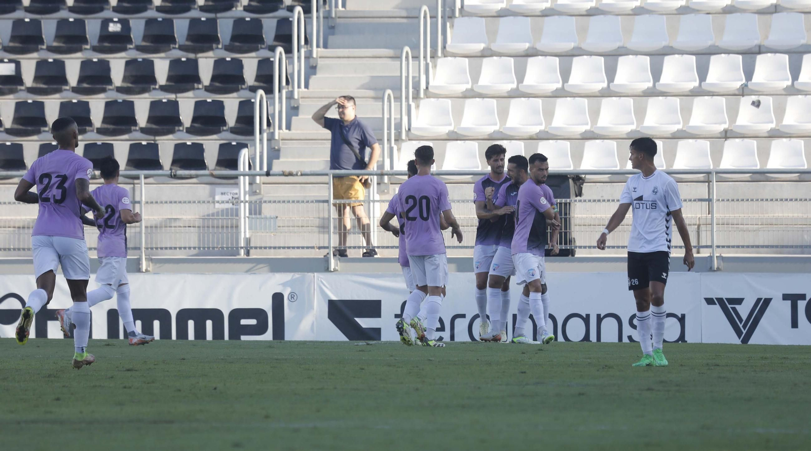 Las fotos del Balona - Estepona de pretemporada en el Ciudad de La Línea (1-1)
