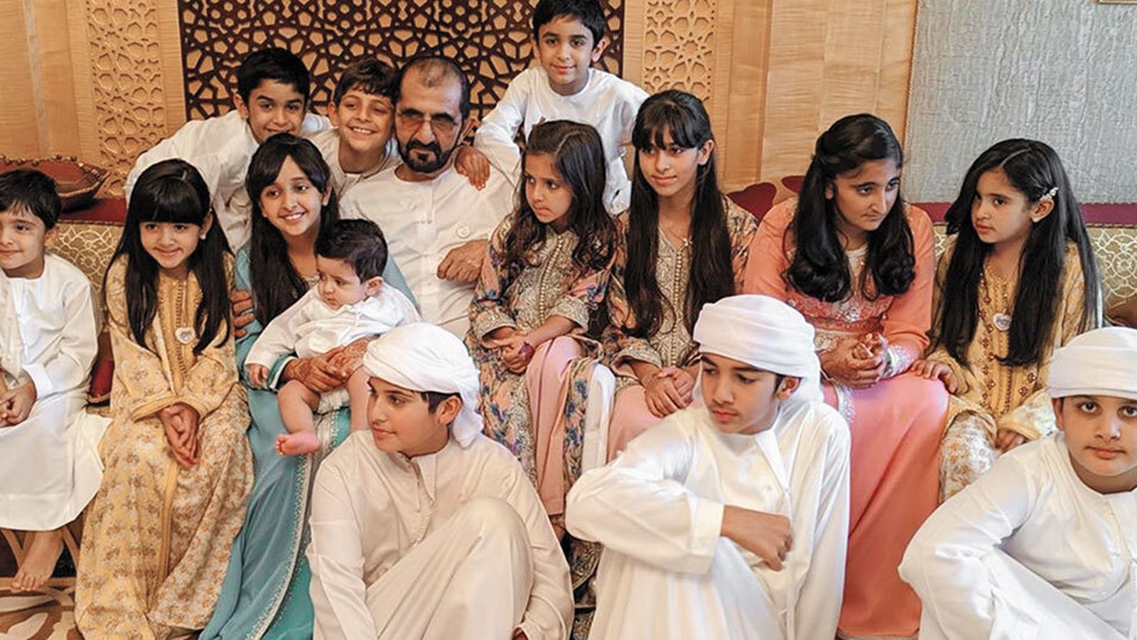 El emir con todos sus hijos.