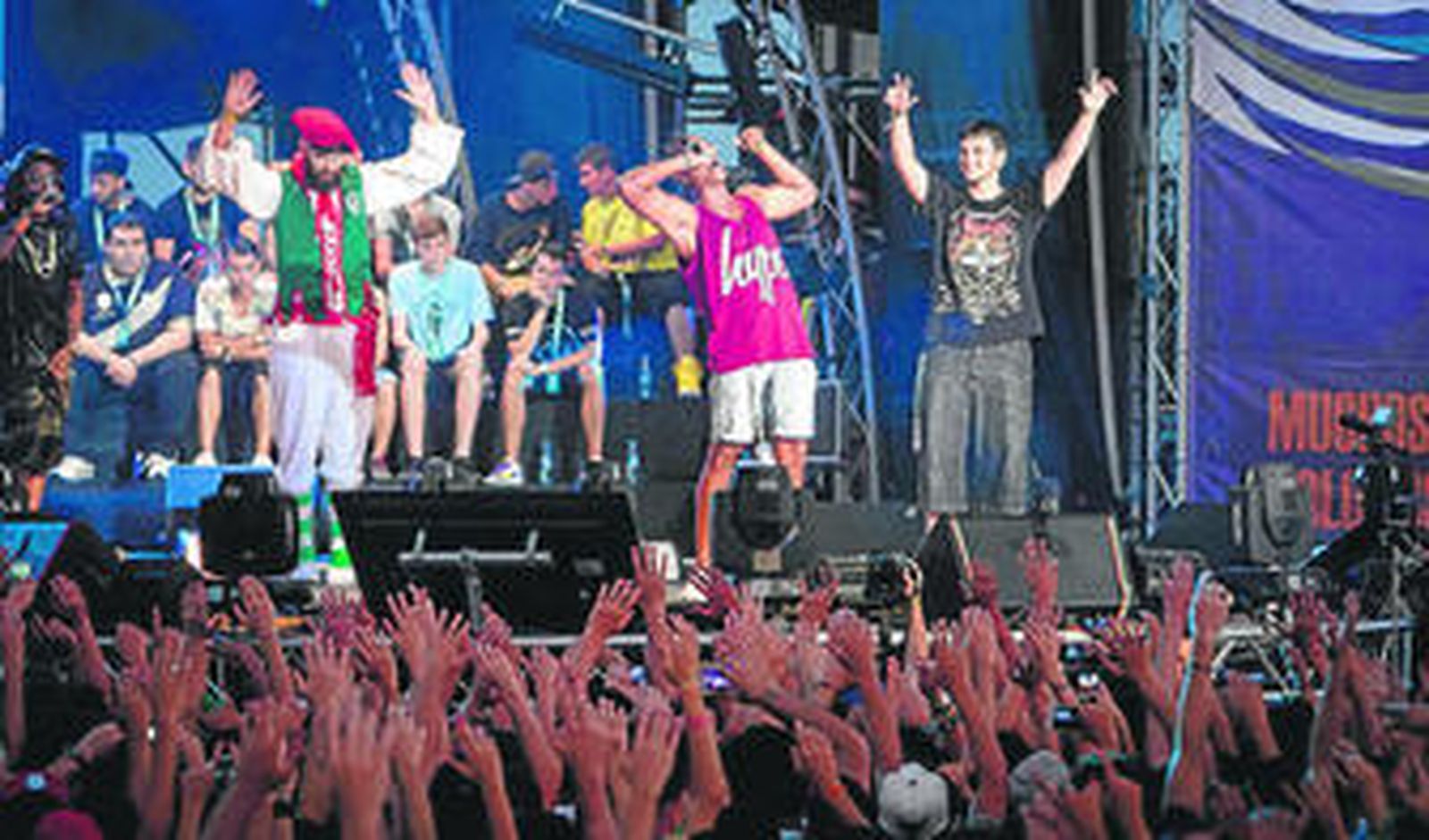 Un miembro de la chirigota 'Los Patxi' llegó a subir al escenario de la playa de la Victoria en mitad de uno de los duelos de raperos.