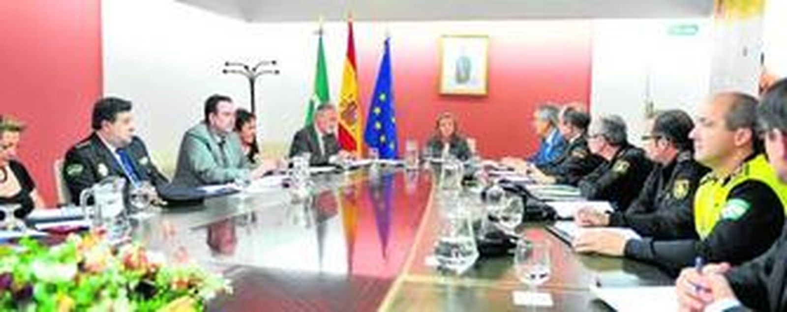 La reunión mantenida ayer en la Subdelegación del Gobierno, presidida por Felisa Panadero.