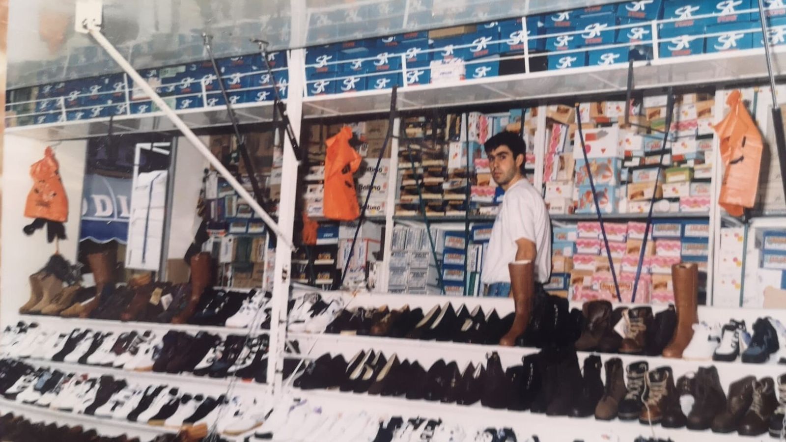 Un joven Miguel en el puesto de zapatos del mercadillo