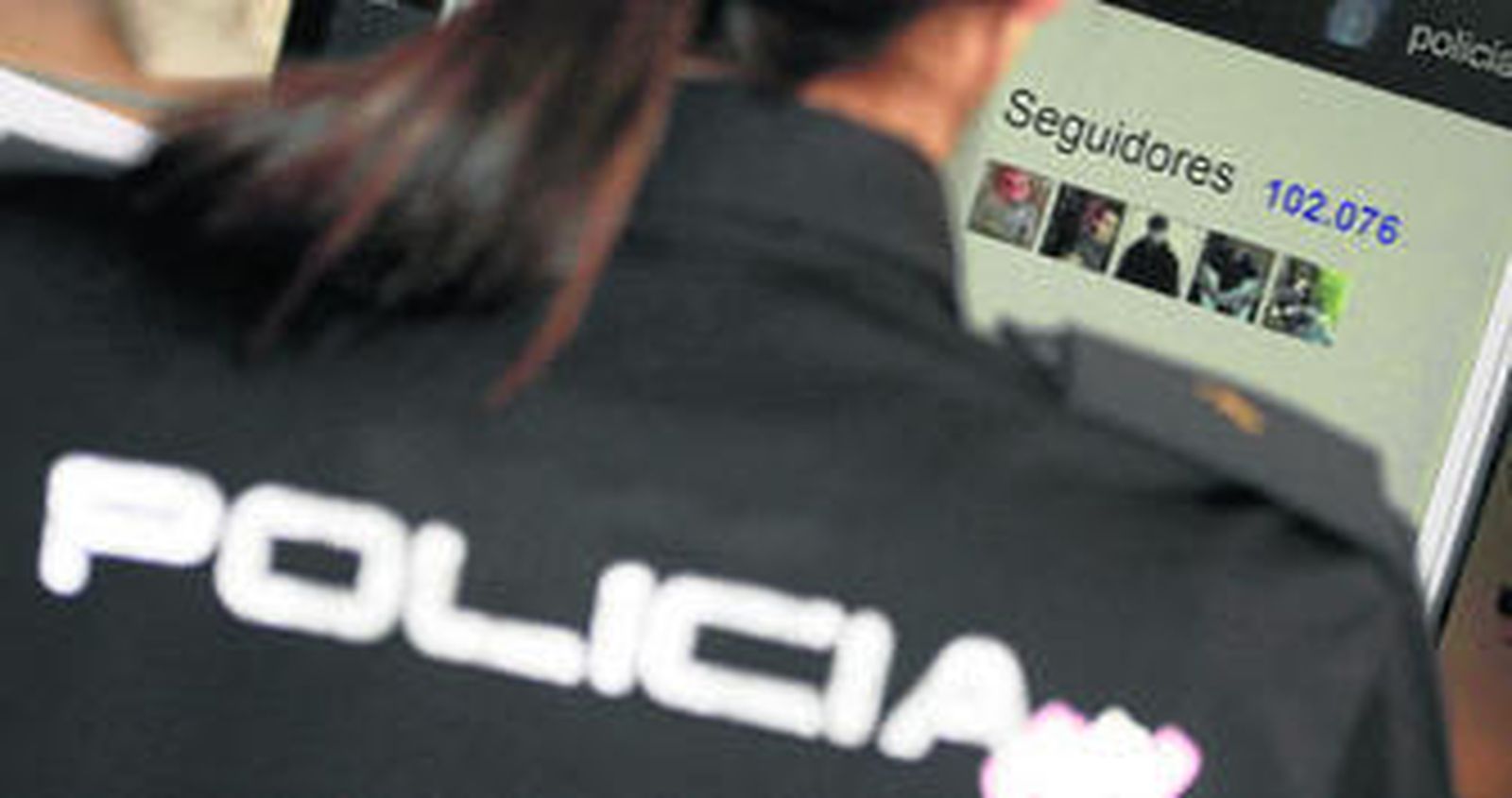Una agente de la Policía Nacional rastrea en las redes sociales.