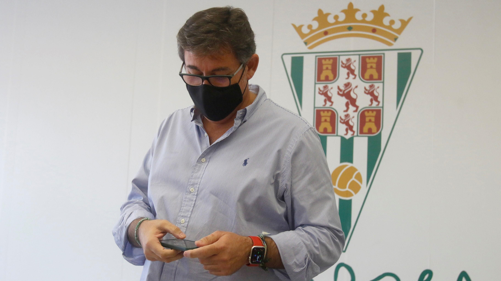 Javier González Calvo consulta el móvil antes de su última aparición ante los medios.