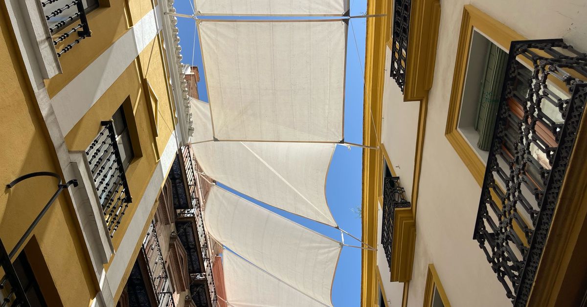 Comienza la instalación de toldos en las calles del centro de Sevilla ...