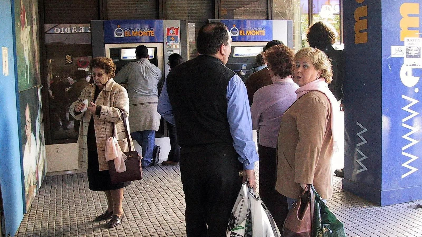 Colas en los cajeros de una entidad bancaria el día después del apagón.