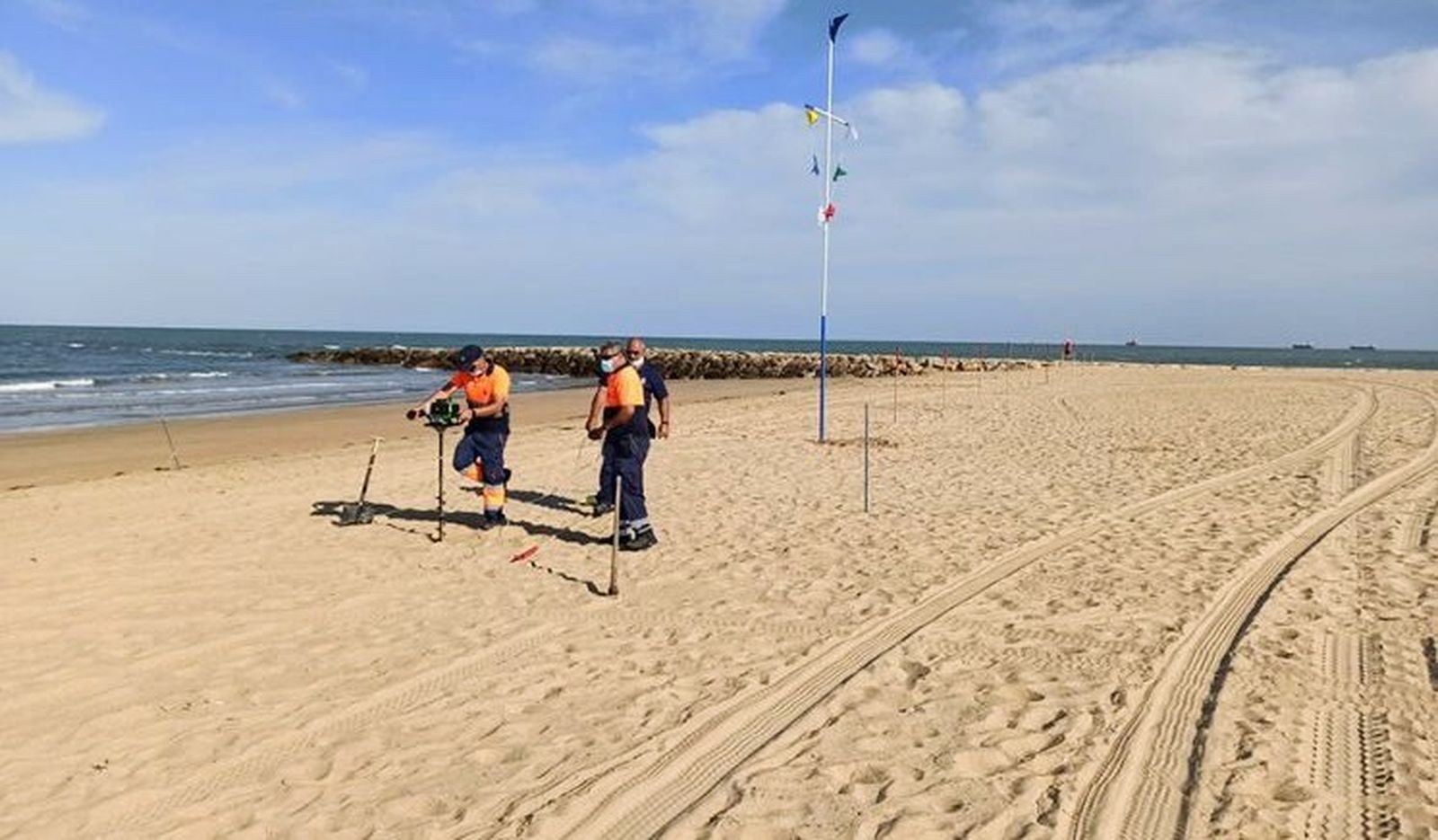 Este miércoles han comenzado en la playa de Regla los trabajos de delimitación de espacios para la temporada estival.