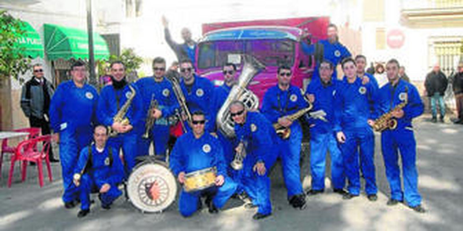 Los componentes de La Barraca en la plaza del Ayuntamiento donde llegaron después de hacer un pasacalles por Lucainena de las Torres.