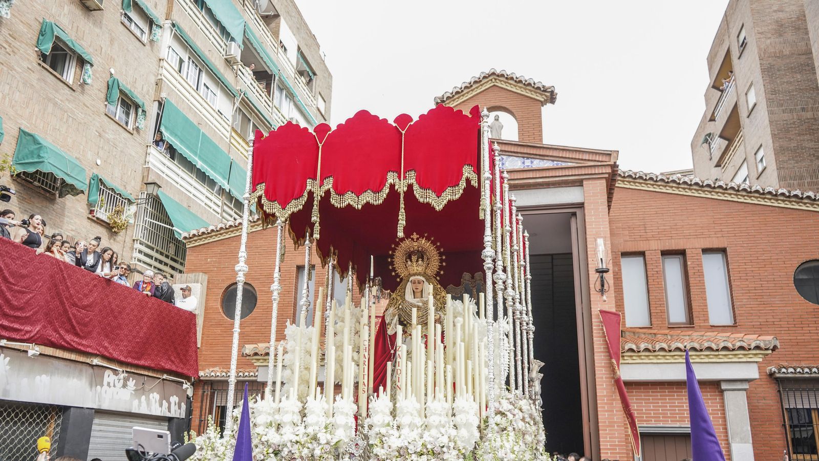 La salida del paso de palio de  María Santísima de la Caridad