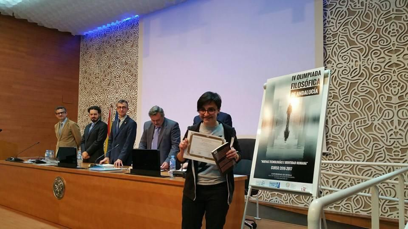Marta González Ortegón, recogiendo el premio.