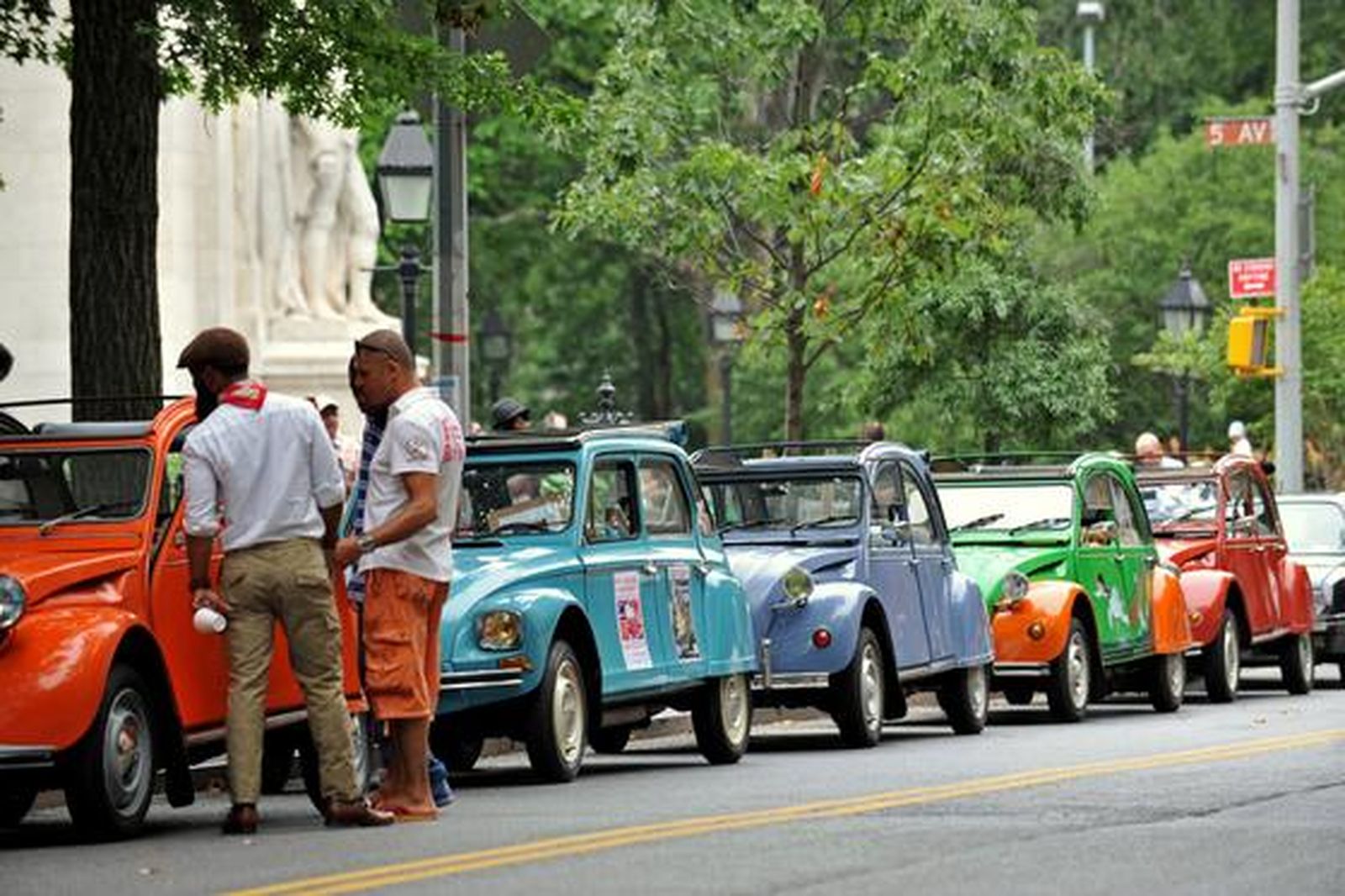 Los fanáticos del motor se pasean en los míticos Citroën 2CV que recorrieron las calles de Nueva York en un 'rally especial'.

Foto: AFP PHOTO