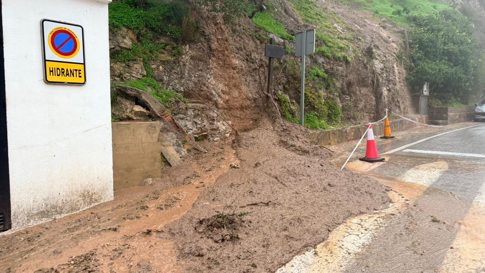 El desprendimiento de barro en la calle Monte.