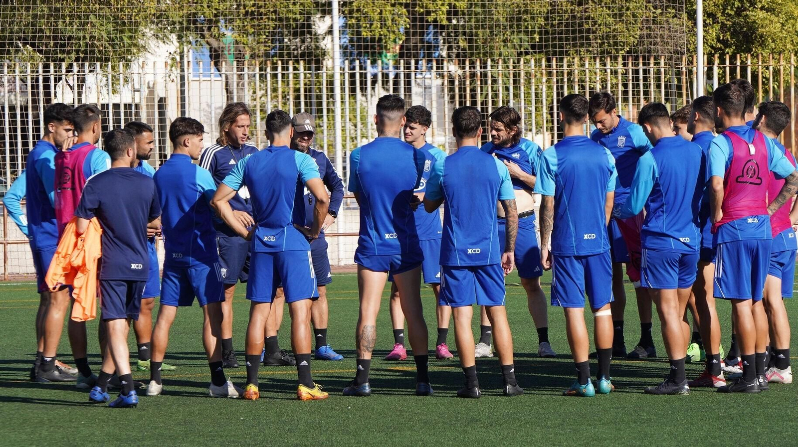 Checa habla con sus jugadores en un entrenamiento de esta temporada.