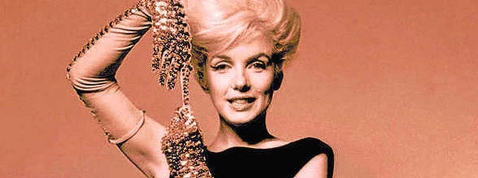 Fotografía de Marilyn Monroe con vestido negro y guantes dorados.