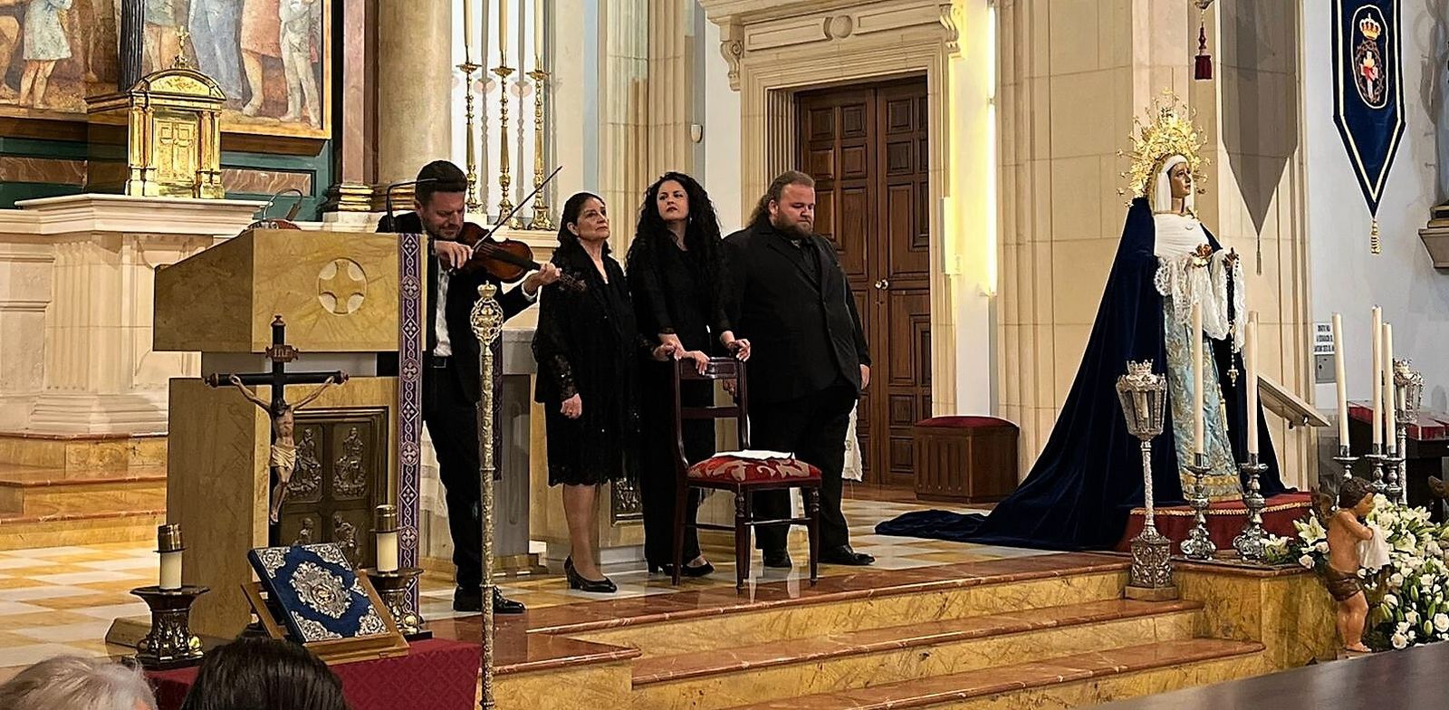 José Vélez al violín con Antonia López. Rocío Segura y Ezequiel Benítez.