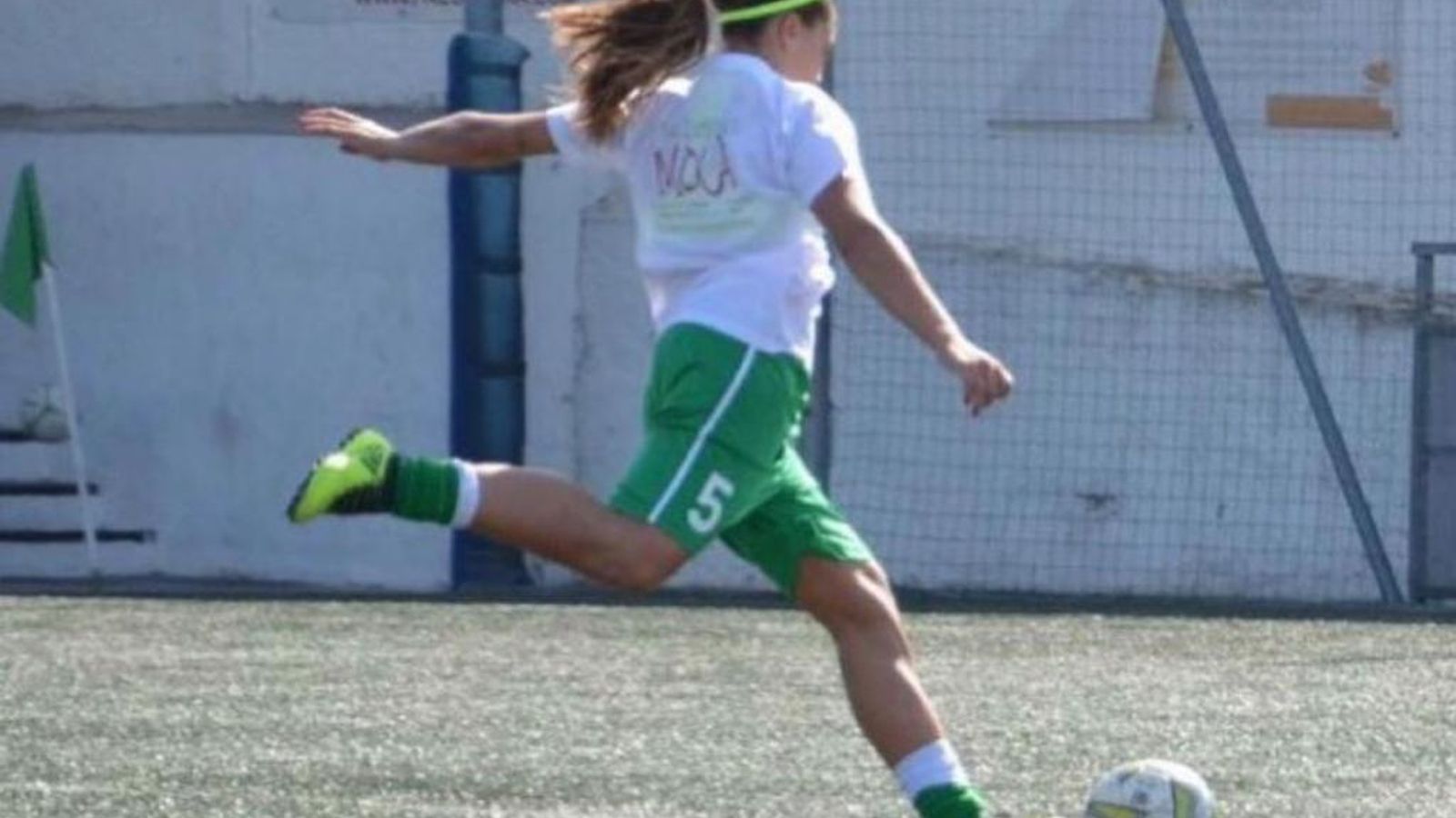 La jugadora chutando la pelota