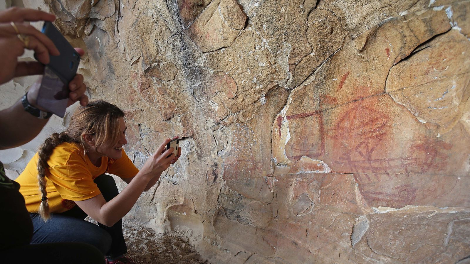 Lorena Benítez fotografía los barcos pintados en la cueva de la Laja Alta en Jimena