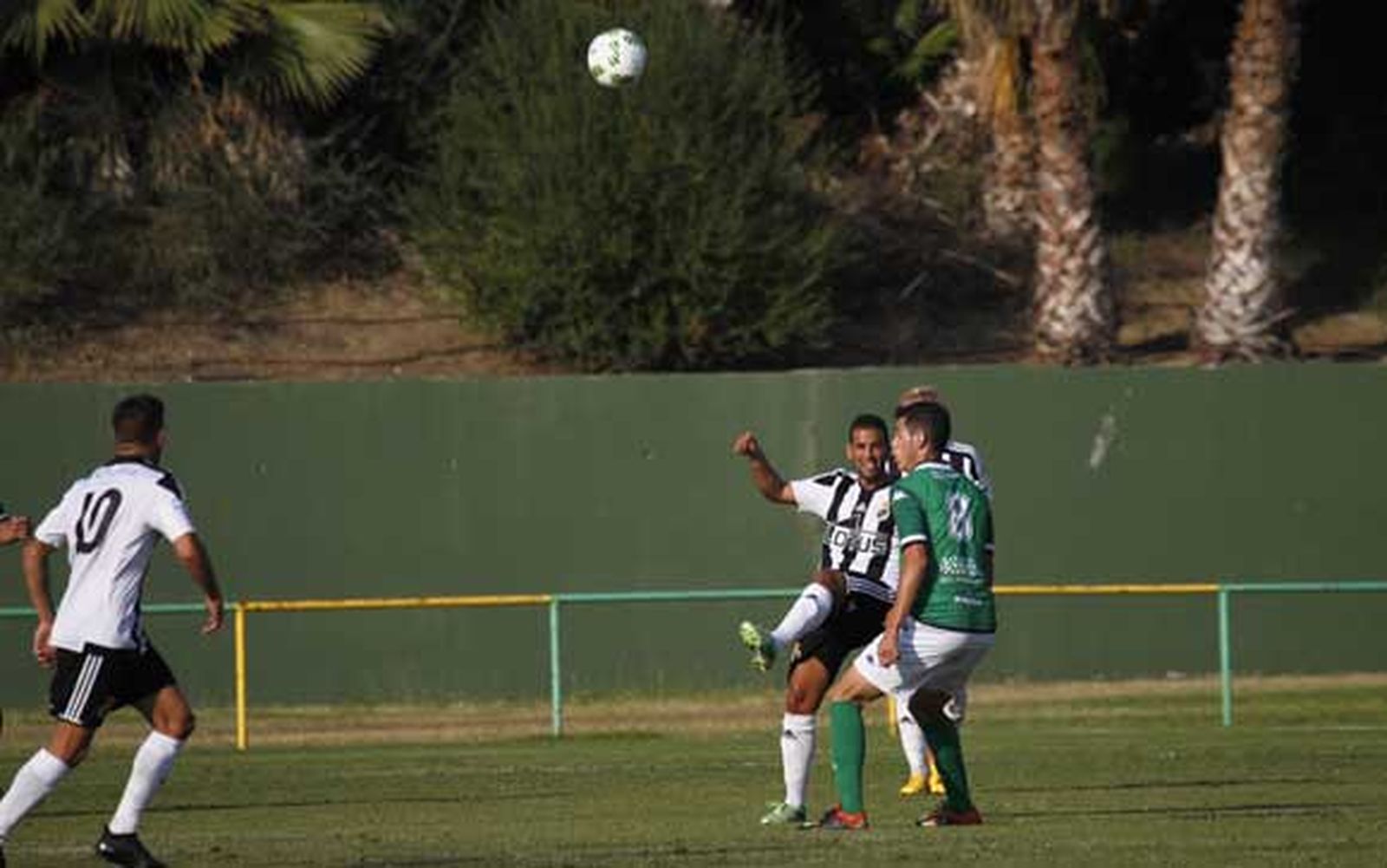 Canario trata de controlar el balón durante el Balona-Villanovense del pasado domingo en Los Barrios. /Andrés Carrasco