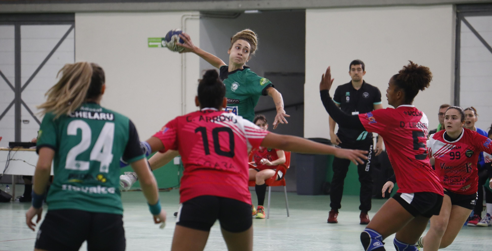 Camila Bonazzola lanza ante la presión de la zaga visitante.