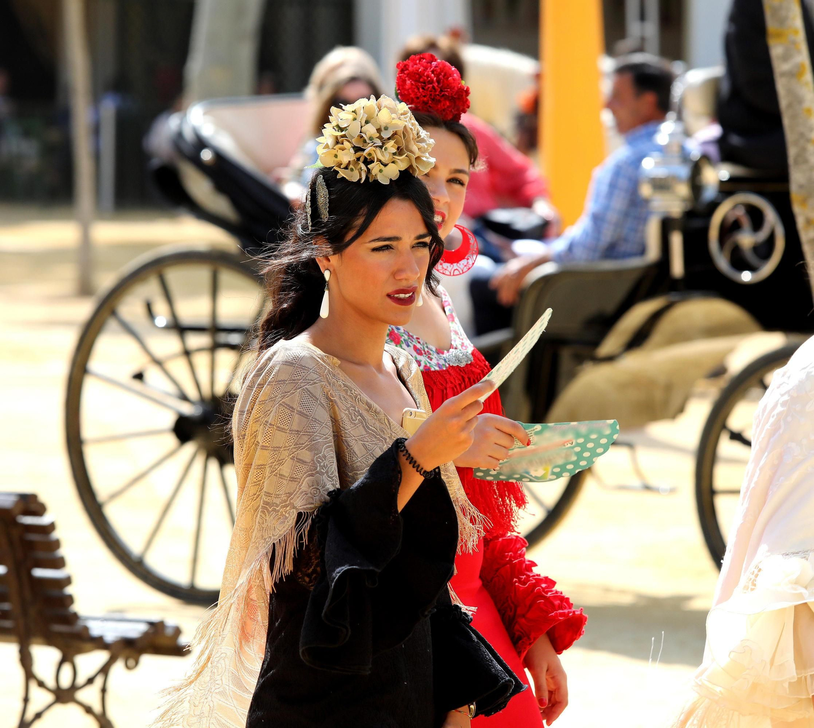 Una ‘flamenca’ se abanica en medio del Real.