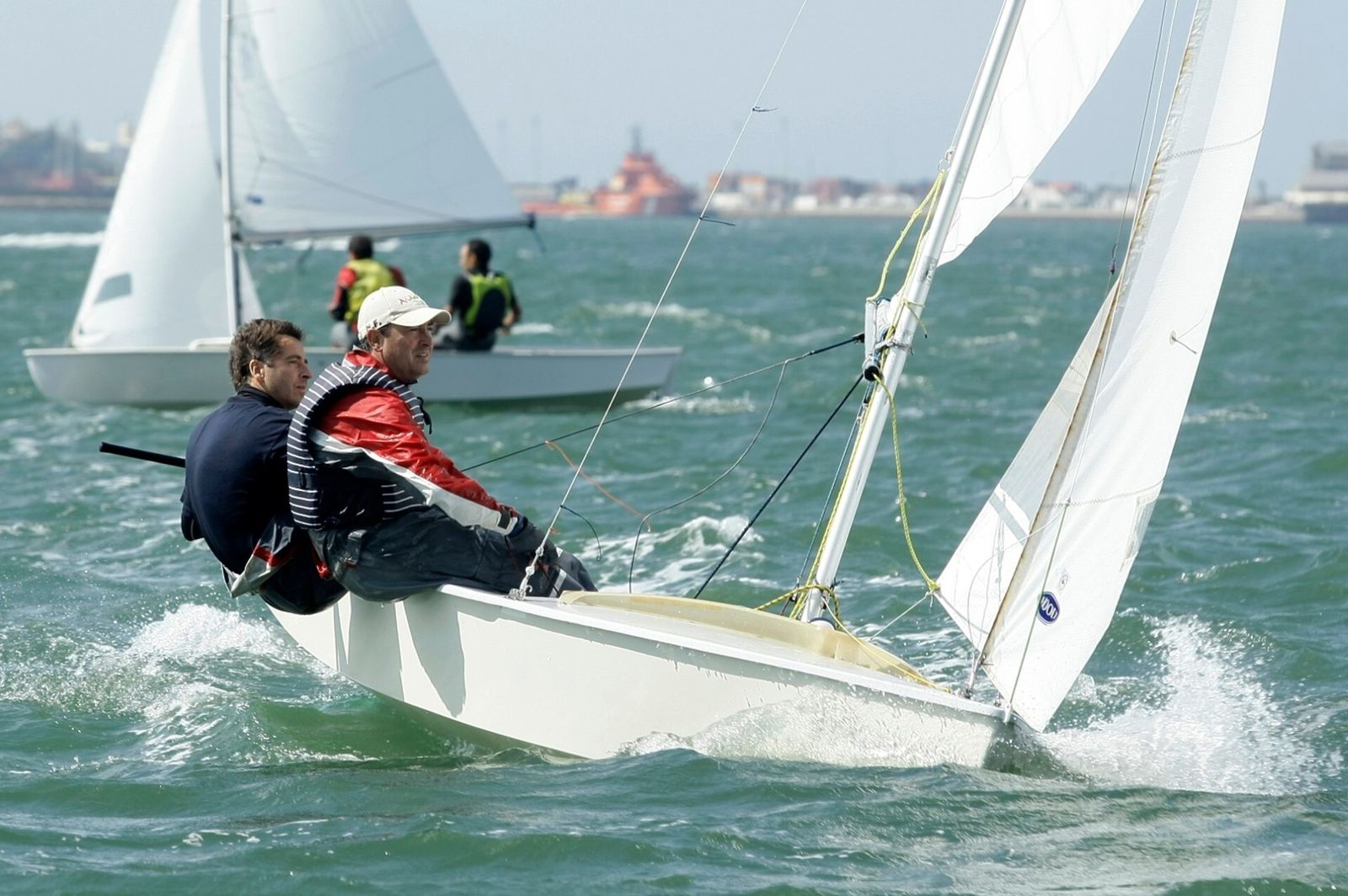 Los hermanos Santi y Alfonso Flethes en una regata de Snipe en la Bahía de Cádiz.