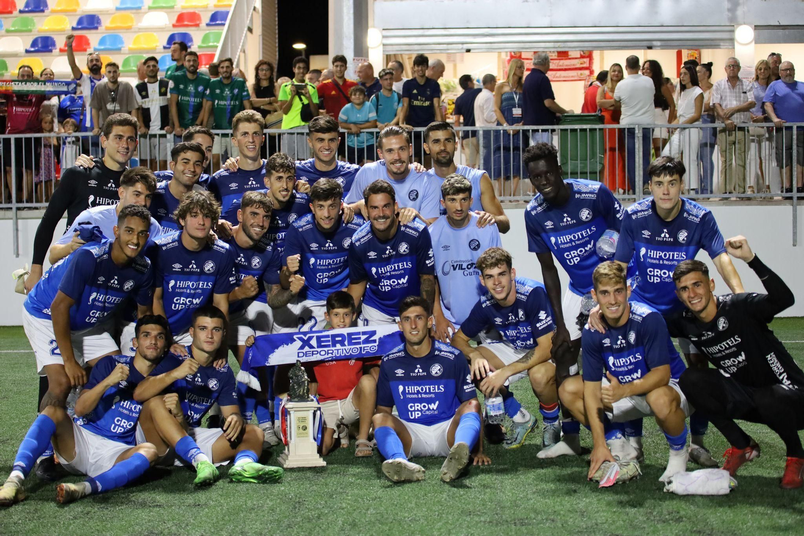 Los azulinos posan con el trofeo conquistado en Lebrija.