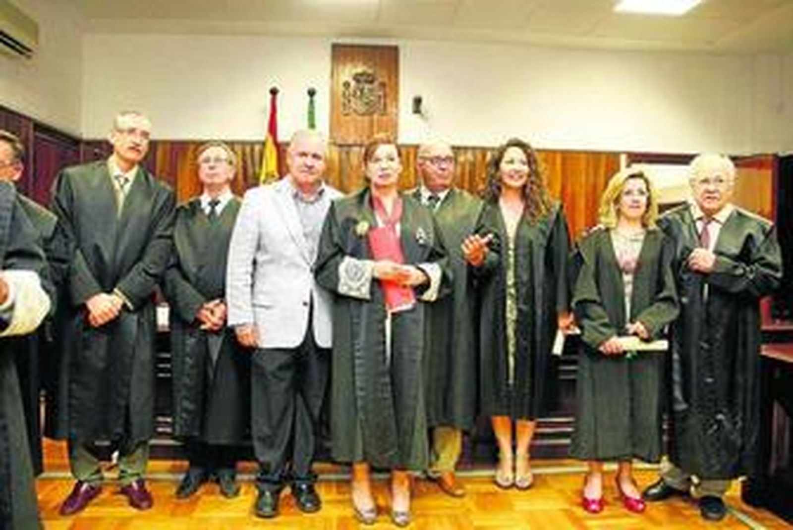 Los procuradores nuevos junto a los homenajeados al término del acto en la Audiencia.