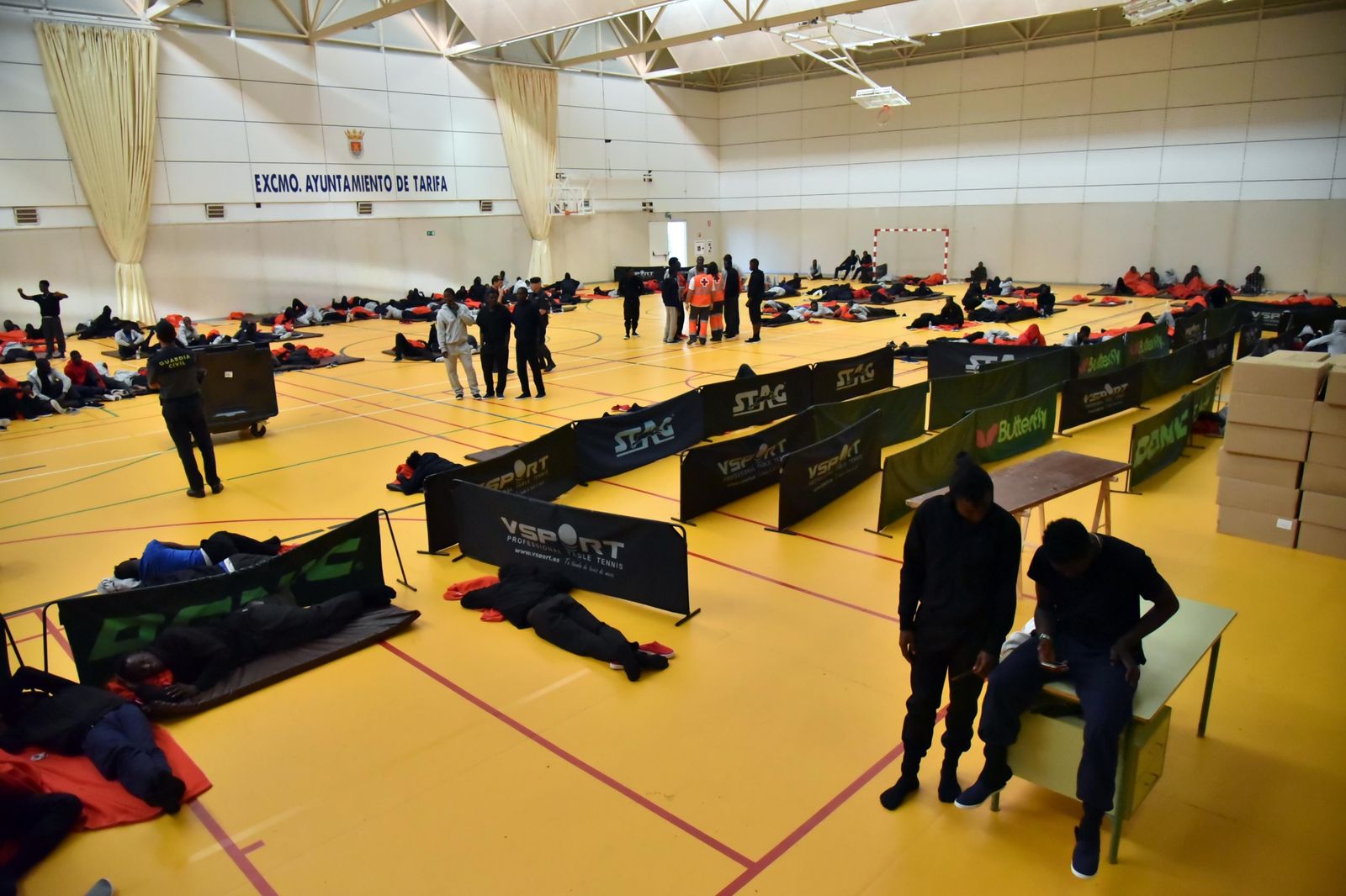 El pabellón La Marina, de Tarifa, convertido en centro de acogida en la tarde de ayer.