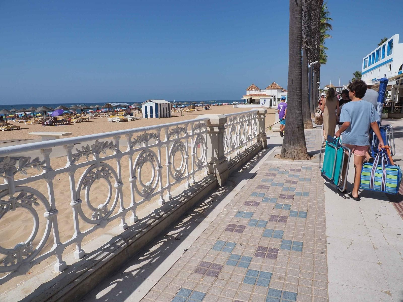 Ambiente de la playa de La Antilla a rebosar en un caluroso día
