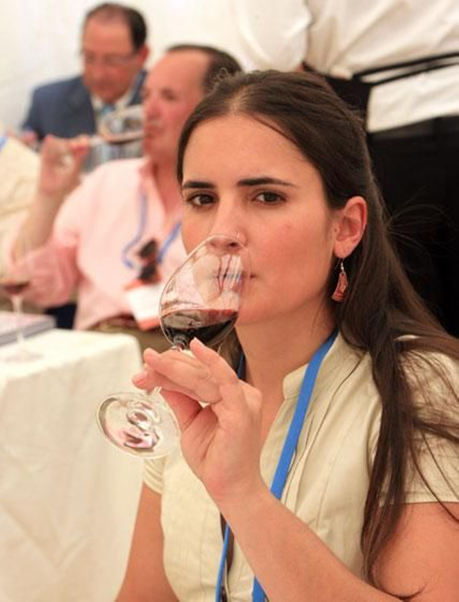 Una joven cata ayer un palo cortado de 21.000 euros la botella.

Foto: Juan Carlos Toro