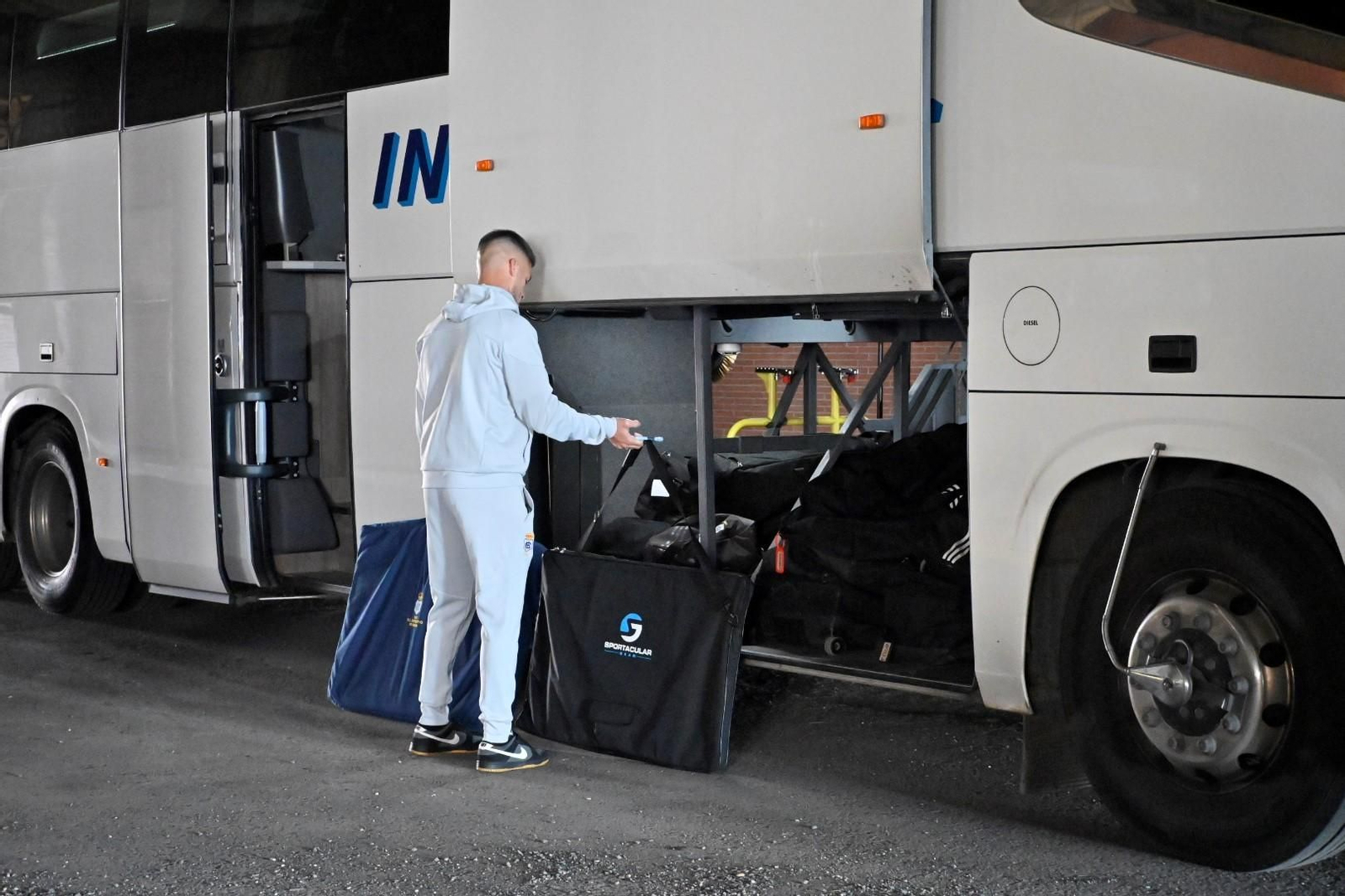 Imágenes de la salida del autobús del Recre hacia Jaén