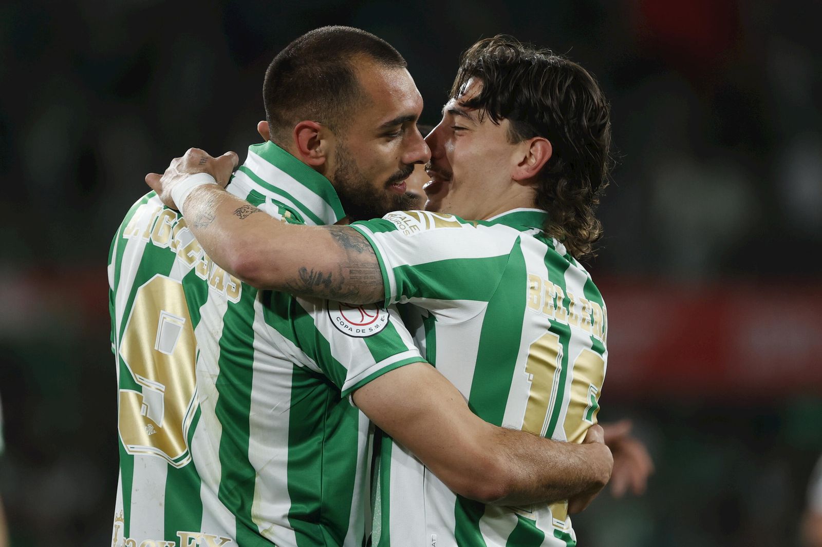 Borja Iglesias y Bellerín celebran la consecución de la pasada Copa del Rey.