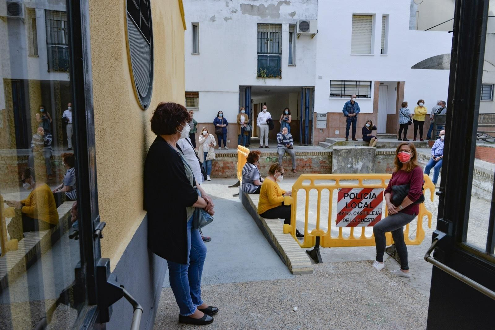Las colas para la vacunación a las puertas del centro de salud de Castilleja de la Cuesta.