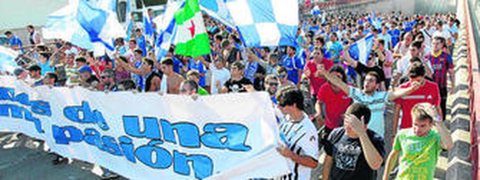 La Marcha Xerecista que salió desde la Plaza del Caballo aglutinó a un gran número de seguidores.