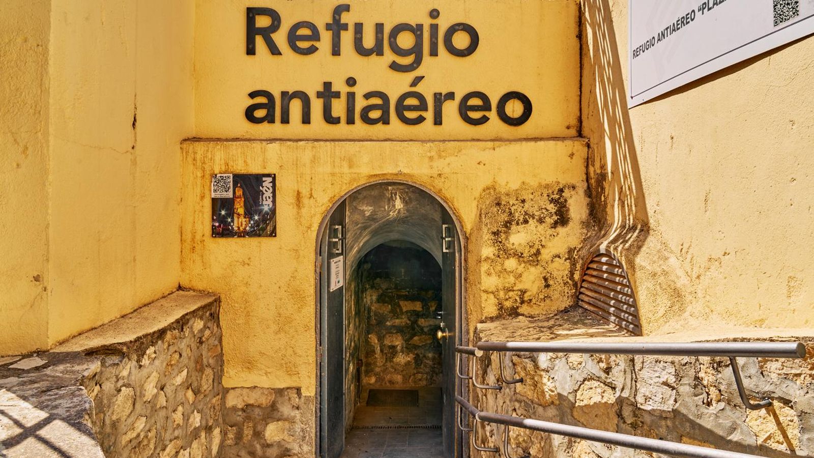 Entrada al refugio antiaéreo de la Plaza de Santiago.