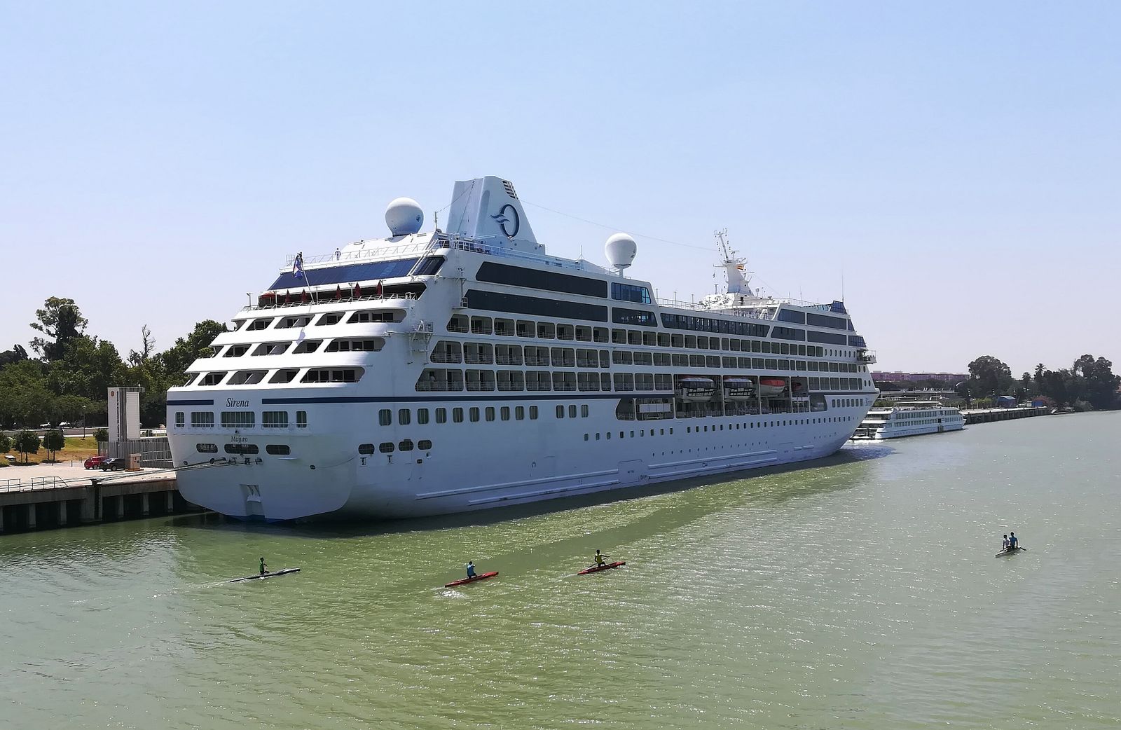 El crucero 'Sirena', atracado en Sevilla.