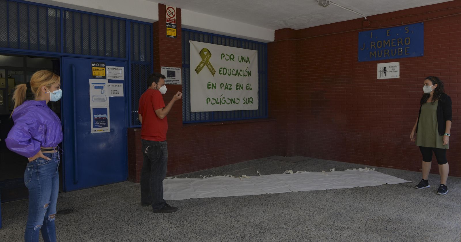 Personal del IES Joaquín Romero Murube, con una pancarta contra los robos.