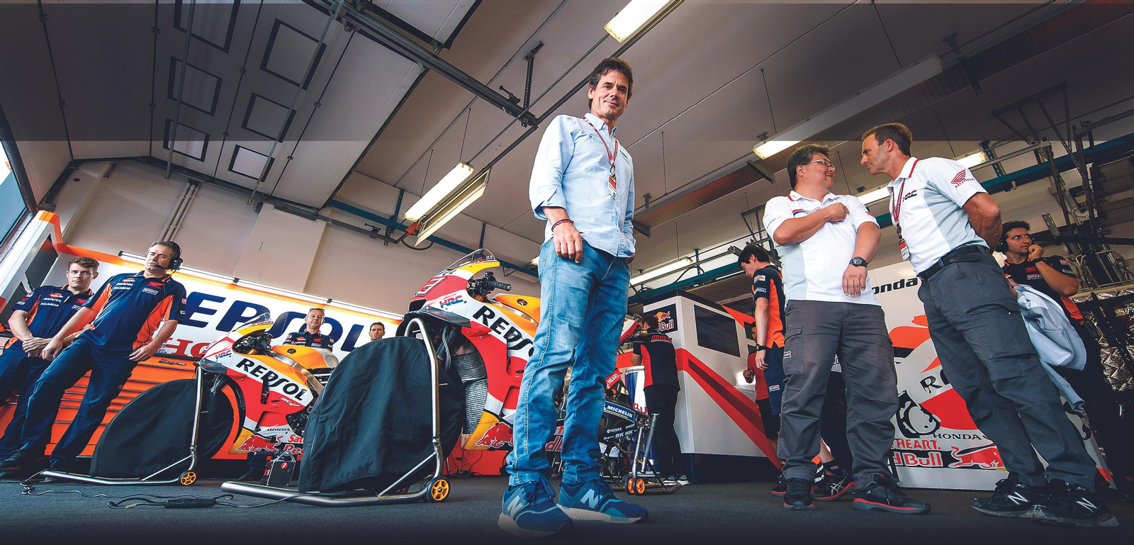 Álex Crivillé posa para la entrevista en el box del equipo Repsol Honda en Misano.