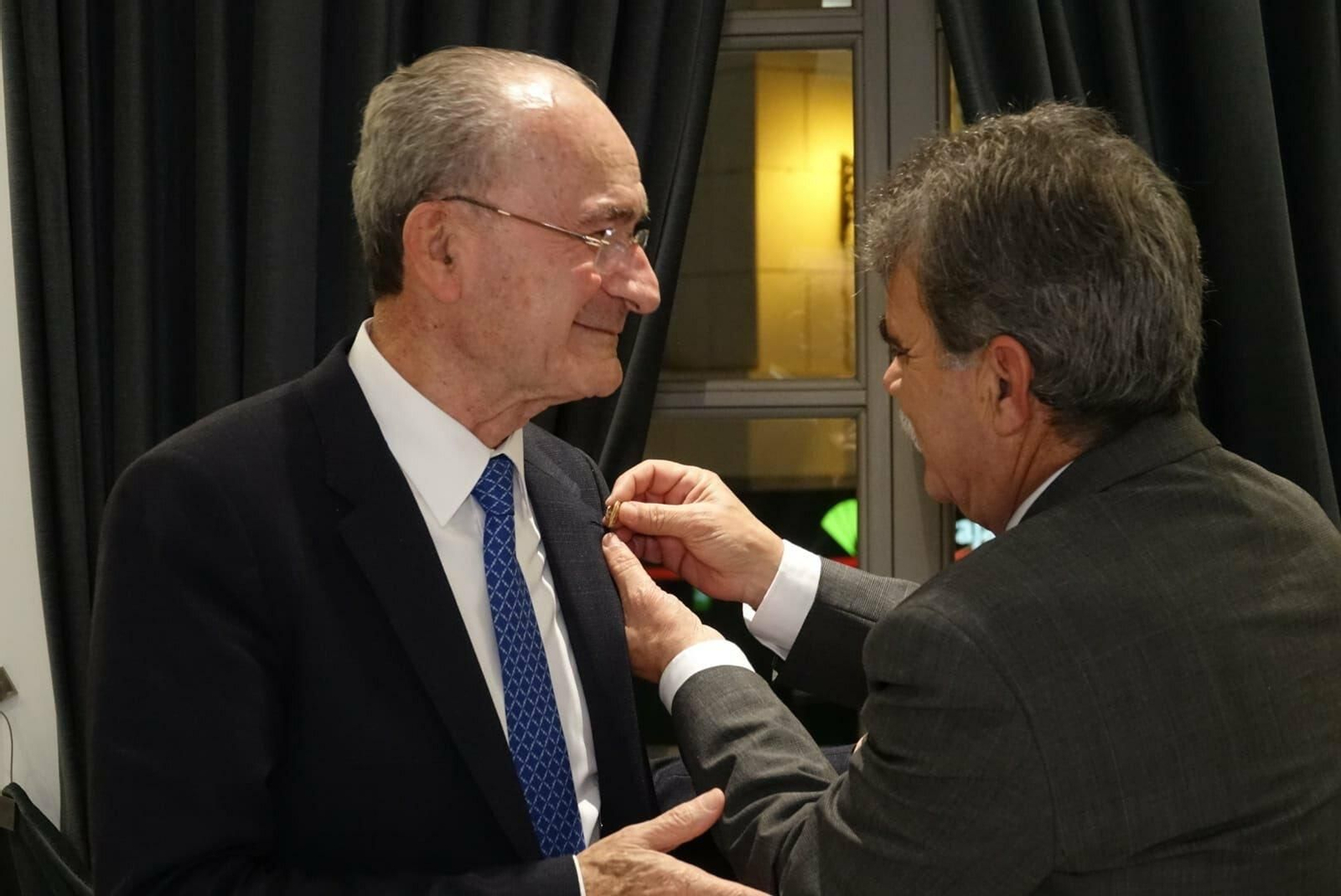 Instante en el que se le impone el escudo de oro al alcalde.