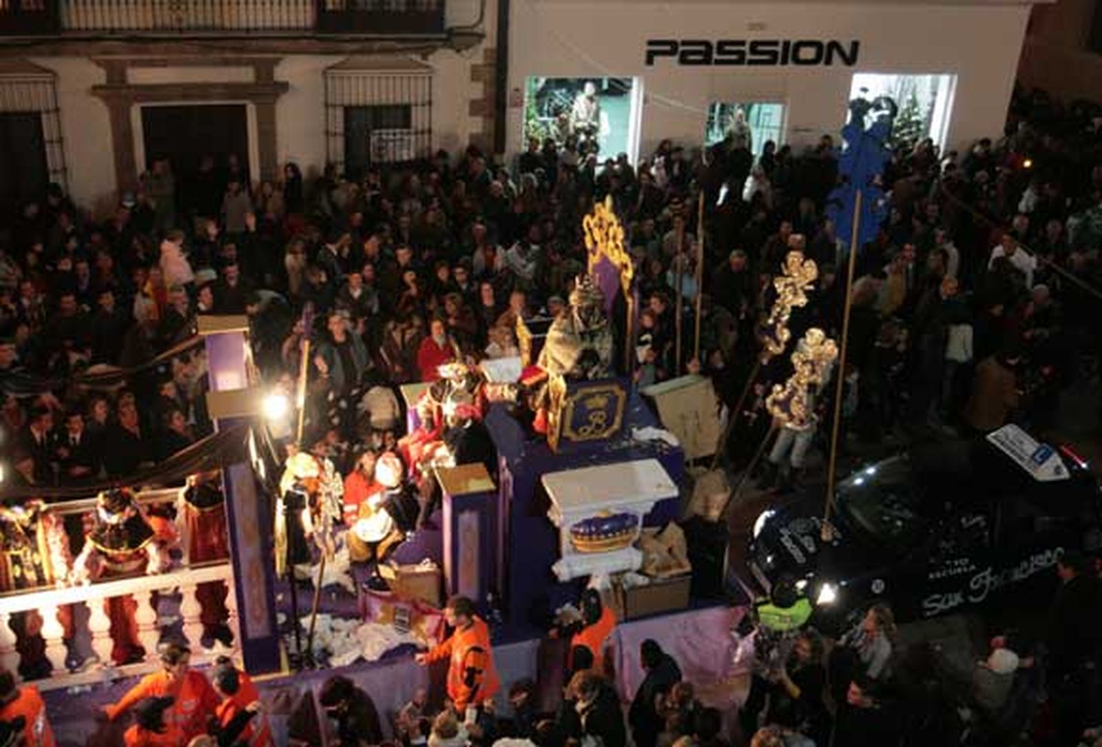 Niños y mayores disfrutaron de una tarde de ilusión que presagiaba la llegada de una noche mágica

Foto: Elias Pimentel